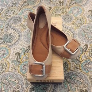 Nwb pair of Fossil Maddox size 8 tan/sand